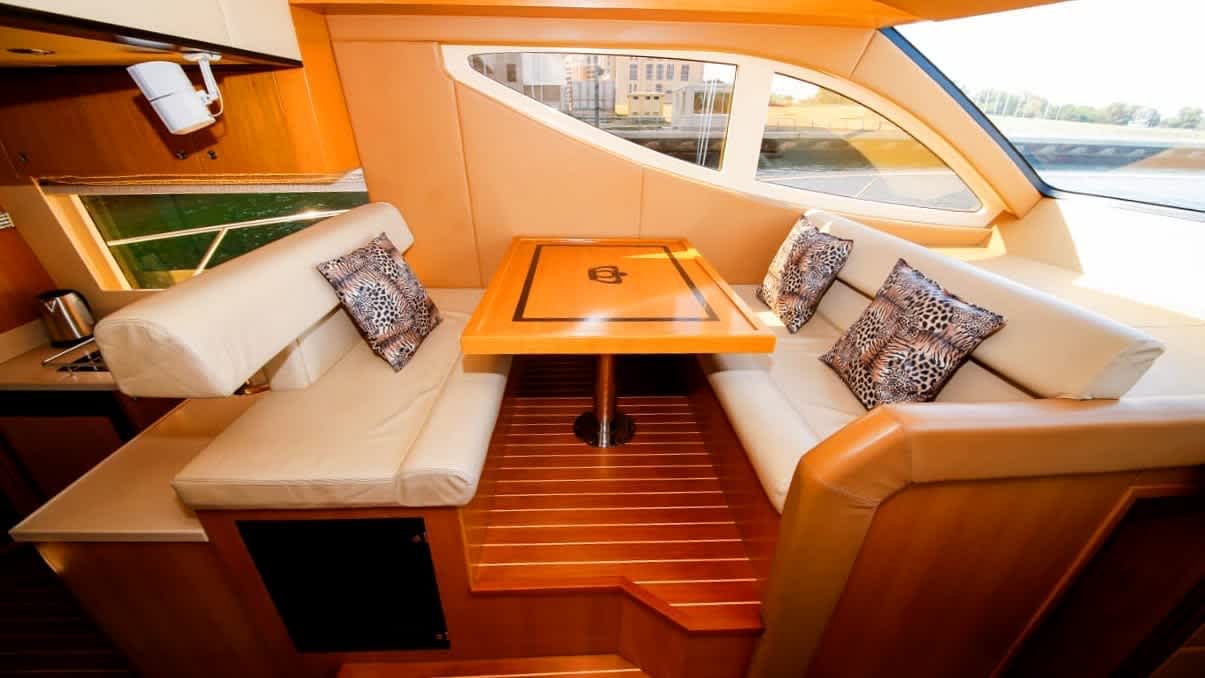 101 feet yacht for rent in dubai