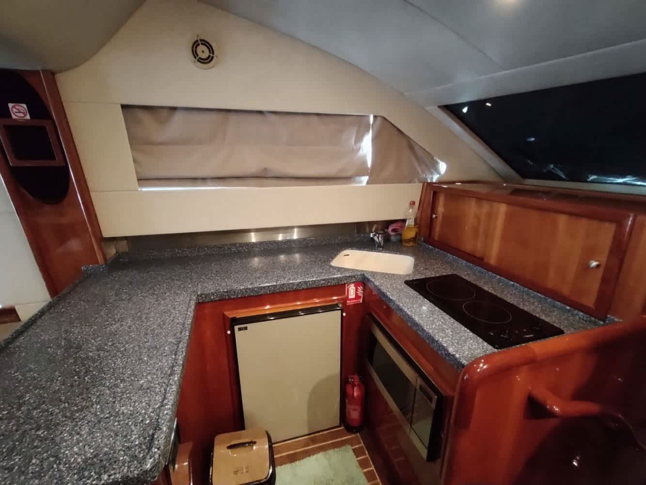 85 feet yacht for rent in dubai
