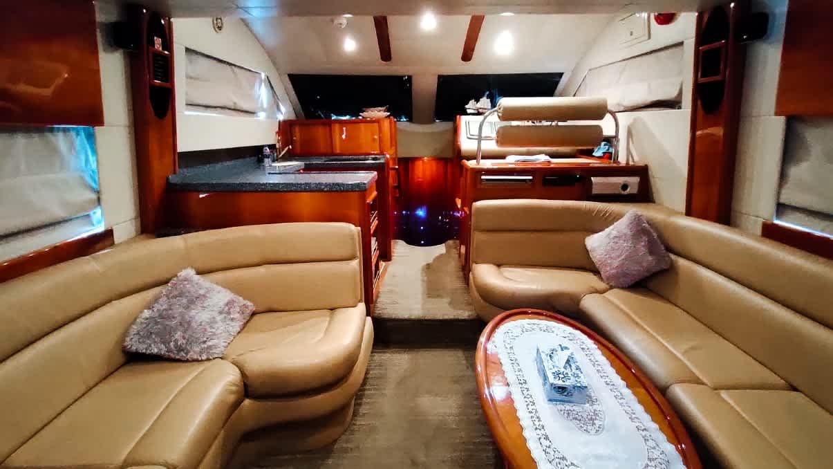 Luxury yacht rental dubai / marina