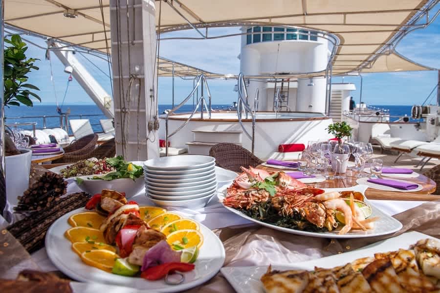 PARTY YACHT WITH FOOD in dubai