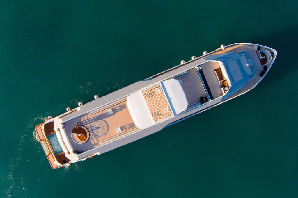 to charter a yacht dubai